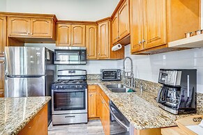 < 1 Mi to Ocean: Modern Long Beach Condo