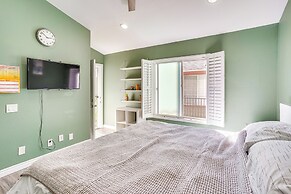 < 1 Mi to Ocean: Modern Long Beach Condo