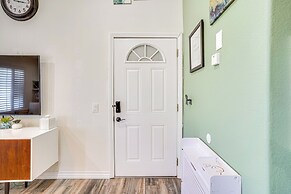 < 1 Mi to Ocean: Modern Long Beach Condo