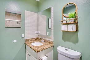 < 1 Mi to Ocean: Modern Long Beach Condo