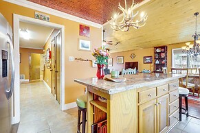 Walk to Main St: 'mountain Creek Home' w/ Chiminea