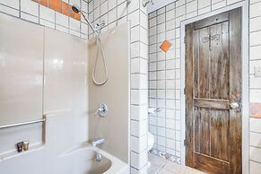 Walk to Main St: 'mountain Creek Home' w/ Chiminea