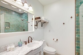 Walk to Eats: Midtown Memphis Home w/ Patio!