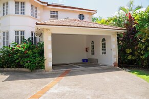 Marzalea 4 bd Villa by Zenbreak