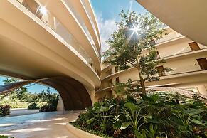 Mistiq Luxury Condo Min. from Everything