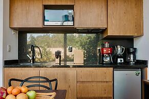 Mistiq Luxury Condo Min. from Everything