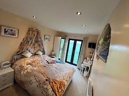 WILLOW RIDGE - a large country house with 3 rental rooms