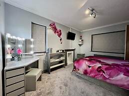WILLOW RIDGE - a large country house with 3 rental rooms