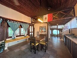 Treehouse Loft in Prime Location