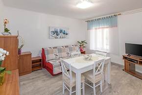 Comfortable Apartment in Umag With Parking Space