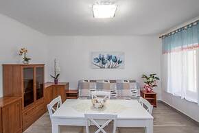 Comfortable Apartment in Umag With Parking Space