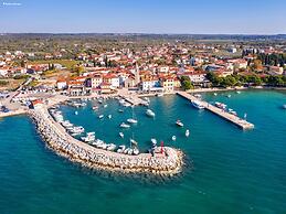 Charming House With Garden and BBQ in Galizana