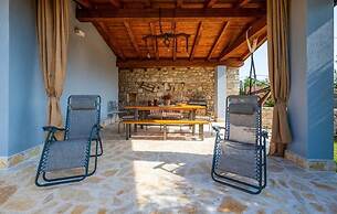 Charming House With Garden and BBQ in Galizana