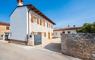 Charming House With Garden and BBQ in Galizana
