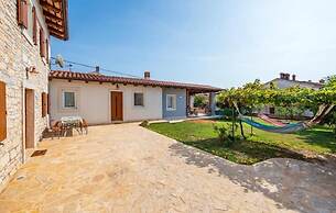 Charming House With Garden and BBQ in Galizana