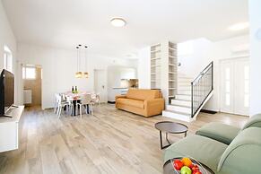 Modern Villa With Private Pool and Garden