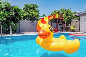 Ton Hom Pool Party