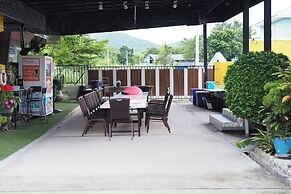 Ton Hom Pool Party