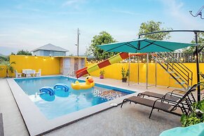 Ton Hom Pool Party
