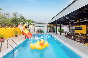 Ton Hom Pool Party