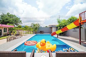 Ton Hom Pool Party