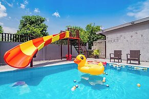 Ton Hom Pool Party