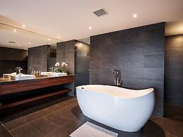 PentStudio West Lake by Emily in Town