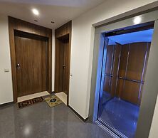 Rocha Prime Center Garage Flat