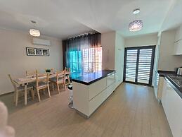 Rocha Prime Center Garage Flat