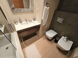 Rocha Prime Center Garage Flat