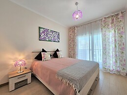 Rocha Prime Center Garage Flat