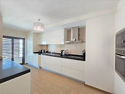 Rocha Prime Center Garage Flat