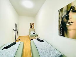 Rooms in Cozy 4BR Shared Apt Central