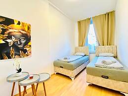 Rooms in Cozy 4BR Shared Apt Central