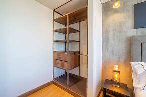 Stylish 2 Masters w Patio View