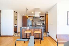 Stylish 2 Masters w Patio View