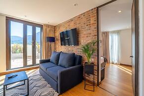Stylish 2 Masters w Patio View