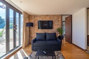 Stylish 2 Masters w Patio View