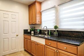 Comfortable Home Near LA With Full Kitchen & Laundry