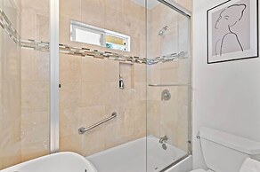 Comfortable Home Near LA With Full Kitchen & Laundry