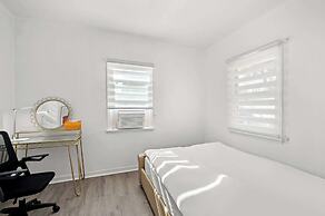 Comfortable Home Near LA With Full Kitchen & Laundry