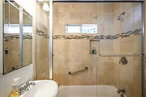 Comfortable Home Near LA With Full Kitchen & Laundry