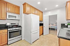 Comfortable Home Near LA With Full Kitchen & Laundry
