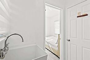Comfortable Home Near LA With Full Kitchen & Laundry