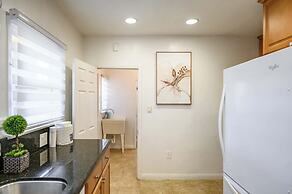 Comfortable Home Near LA With Full Kitchen & Laundry