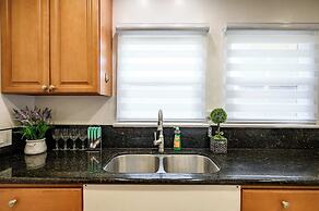 Comfortable Home Near LA With Full Kitchen & Laundry