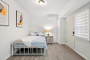 Comfortable Home Near LA With Full Kitchen & Laundry