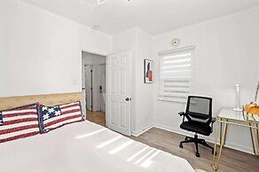 Comfortable Home Near LA With Full Kitchen & Laundry