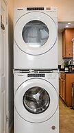 Comfortable Home Near LA With Full Kitchen & Laundry
