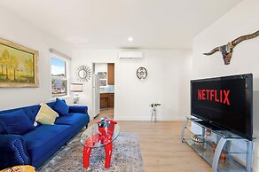 Cozy & Stylish Home Spacious, Fully Equipped Stay